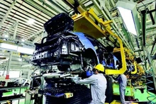 Workers and technicians inspect product quality using modern machinery at Hana Micron Vina Co., Ltd., a wholly the Republic of Korea-invested enterprise specialising in the production and processing of integrated circuit boards used in mobile phones and other smart electronic products. (Photo: TUAN ANH/VNA)