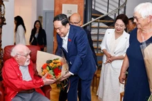 National Assembly Chairman Tran Thanh Man and his spouse Nguyen Thi Thanh Nga visit the family of Jacques Savary in Switzerland’s Vevey on July 28 (local time). (Photo: VNA)