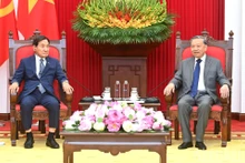 Party General Secretary To Lam (R) and special envoy of the RoK President Park Chang-dal at the meeting in Ha Noi on July 29. (Photo: NDO)
