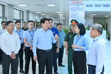 State President Luong Cuong visits the Quang Ninh one-level public administrative service centre on July 29. (Photo: NDO) 