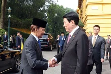 State President Luong Cuong (R) welcomes Sultan of Brunei Haji Hassanal Bolkiah (Photo: VNA) 