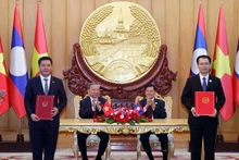 Party General Secretary of Viet Nam To Lam and Party General Secretary and President of Laos Thongloun Sisoulith witness the exchange of an MoU on the industrial chain development on December 1. (Photo: VNA)