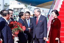 Party General Secretary To Lam and his spouse Ngo Phuong Ly, together with a high-ranking delegation of Viet Nam arrive at Wattay International Airport in Vientiane on December 1 morning. (Photo: VNA)