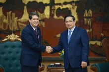 PM Pham Minh Chinh (R) and President of Cuba’s Prensa Latina news agency Jorge Legañoa Alonso. (Photo: VNA)
