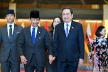 Chairman of the National Assembly Tran Thanh Man (1st from right) and Sultan of Brunei Haji Hassanal Bolkiah in Ha Noi on December 1. (Photo: NDO)