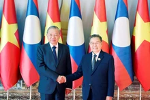 General Secretary of the Communist Party of Vietnam Central Committee To Lam (L) and Lao National Assembly Chairman Saysomphone Phomvihane at their meeting in Vientiane on December 1. (Photo: VNA)