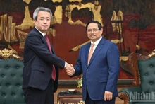 Prime Minister Pham Minh Chinh (R) and Masayuki Omoto, CEO of Marubeni Corporation at their meeting on July 14. (Photo: NDO) 