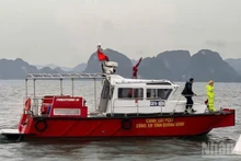 Rescue forces approach the sunken vessel to carry out search and rescue operations. (Photo: NDO)