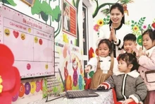 Students at Hoa Phuong Kindergarten (An Tuong Ward, Tuyen Quang Province) enthusiastically take part in a lesson delivered via the Kidmart software.