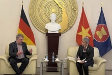Vietnamese Ambassador to Germany Nguyen Dac Thanh (R) meets with Patrik Köbele, Chairman of the German Communist Party (DKP). (Photo: VNA)