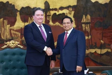 Prime Minister Pham Minh Chinh (R) receives outgoing US Ambassador to Viet Nam Marc Knapper in Ha Noi on January 10. (Photo: VNA)