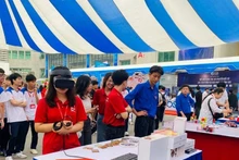Students experience virtual reality technology at the launching ceremony for the movement “The whole nation competes in innovation and digital transformation,” held in April 2025 at the Posts and Telecommunications Institute of Technology. (Photo: Hiep Duc)