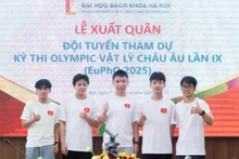 The Vietnamese team comprised five high school students at the European Physics Olympiad. (Photo: HUST)