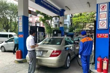 Fuel prices surge from 3pm on June 19 (Photo: VNA)