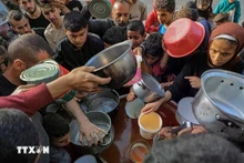 Residents wait for food aid in Rafah, southern Gaza Strip, on March 30, 2024. (Photo: Xinhua/VNA)