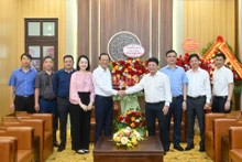 Representatives from many agencies and units visited and congratulated Nhan Dan Newspaper on June 18. 