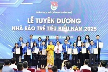 Deputy PM Bui Thanh Son presents the certificate and emblem of the Government’s Youth Union to outstanding young journalists. (Photo: VNA)