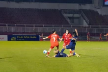 Viet Nam U19 women’s team (in red) on the ball against Thailand U19 (in blue). (Photo: VNA)