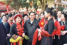 Prime Minister Pham Minh Chinh meets with students of Viet Bac Highland school in Thai Nguyen Province. (Photo: VNA)
