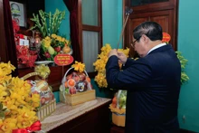 Prime Minister Pham Minh Chinh pays tribute to President Ho Chi Minh at House 67. (Photo: NDO) 