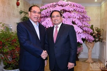 Prime Minister Pham Minh Chinh (right) and former General Secretary Nong Duc Manh (Photo: NDO)