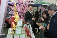 Visitors at a stall during the Spring Fair 2026 in Ha Noi (Photo: VNA) 