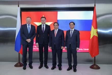 Prime Minister Pham Minh Chinh (second from right), Russian Deputy Prime Minister Alexander Novak (second from left), Vietnamese Deputy Prime Minister Bui Thanh Son (far right), and a leader of Zarubezhneft. (Photo: baochinhphu.vn)