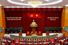 At the closing session of the second meeting of the 14th Party Central Committee. (Photo: VNA)