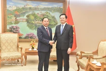 Deputy Prime Minister Mai Van Chinh (R) receives Chay Borin, Minister of Cult and Religion of Cambodia, in Ha Noi on March 25 (Photo: VNA)