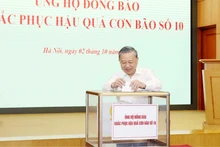 Party General Secretary To Lam offers donation at the event (Photo: VNA)