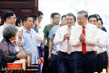 Party General Secretary To Lam (R) pays Tet visit to Ho Chi Minh City's Party organisation, administration and people. (Photo: VNA)