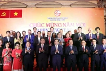 Politburo member and Secretary of the Ho Chi Minh City Party Committee Tran Luu Quang, together with city leaders, poses for a photo with delegates at the meeting. (Photo: VNA)
