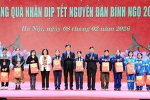 Leaders from central agencies and Ha Noi present Tet gifts to workers in the capital city.