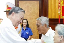 Party General Secretary To Lam presents gifts to policy beneficiary families and distinguished revolutionary contributors in Tay Ninh on February 9. (Photo: VNA)