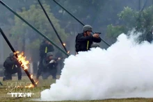 Officers of Peacekeeping Police Unit No. 1 demonstrate combat skills and tactical techniques, including responses to potential real-world operational scenarios. (Photo: VNA)