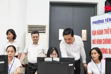 Leaders of Yen Hoa ward in Ha Noi inspect the IT system on the first day of piloting the two-tier local administration model. (Photo: VNA)