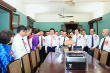 Politburo member Nguyen Trong Nghia leads a delegation of outstanding journalists to offer incense in memory of President Ho Chi Minh at House 67 in the Ho Chi Minh Relic Site. (Photo: VNA)