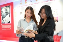 Nhan Dan Newspaper's special publication on Viet Nam Revolutionary Press attracts numerous young people.