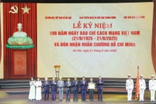 On behalf of Party and State leaders, Party General Secretary To Lam (R) awards a Ho Chi Minh Order to the Vietnamese revolutionary press for its great contributions to the revolutionary cause of the Party and the nation. (Photo: VNA)