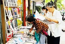 Reading print newspapers is still a daily habit of many people.