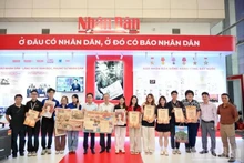 A large number of young people eagerly receive Nhan Dan’s special edition. (Photo: THE DAI)