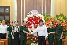 Deputy Editor-in-Chief of Nhan Dan Newspaper Que Dinh Nguyen receives the delegation from Division 325 under Army Corps 12, who came to congratulate the editorial board, reporters, editors, and staff of Nhan Dan Newspaper on the 100th anniversary of Viet Nam Revolutionary Press Day.