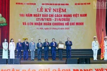 Party General Secretary To Lam presents Ho Chi Minh Order to Viet Nam revolutionary press.
