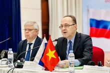 Russian Ambassador to Viet Nam Gennady Stepanovich Bezdetko (R) speaks at the press briefing in Ha Noi on December 29 (Photo: VNA)