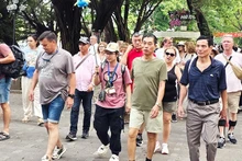 Domestic and foreign visitors to Hoan Kiem Lake, Ha Noi. (Photo: NGUYET ANH)