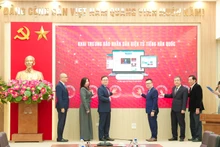 The delegates press the button to launch the online Korean-language version of Nhan Dan Newspaper. (Photo: TIEN DAT)