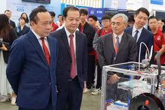 Leaders of the Ministry of Science and Technology visit exhibition stands at an event marking National Digital Transformation Day 2026. (Photo: Ministry of Science and Technology)