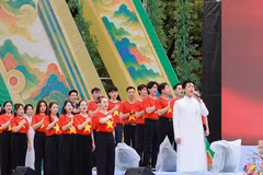 Singer Anh Tu joins 34 overseas Vietnamese in singing the Vietnamese National Anthem. (Photo: Organising Committee)