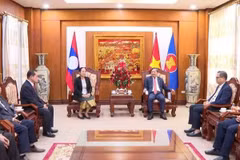 A delegation from the Lao People’s Revolutionary Party (LPRP) Central Committee's Inspection Commission, led by Deputy Chairwoman Pingkham Lasasimma, visits the Vietnamese Embassy in Vientiane to extend congratulations. (Photo: VNA)