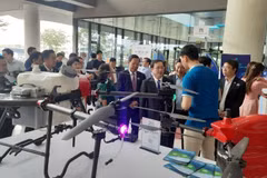 Visitors view high-tech products on display at the Ho Chi Minh City Hi-Tech Park. (Photo by contributor)